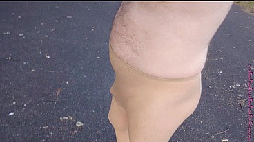 Draußen in Strumpfhose am Klärteich