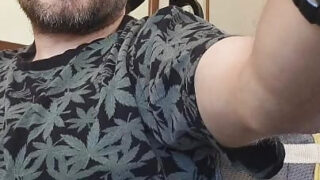 Włochaty tatuś doi swojego ogromnego kutasa do ogromnego orgazmu