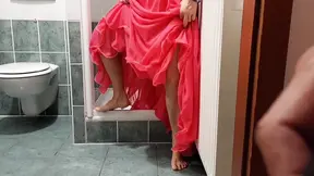 German amateur MILF Selena pees and gets creampied in bed and bath