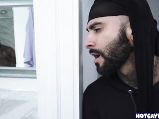 Thief got stuck in the window during the time that escaping - homo porn