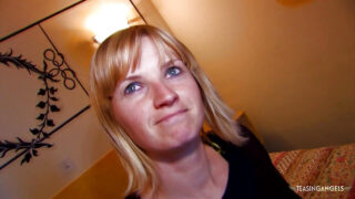 Blonde MILF-Schlampe mit kleinen Titten wird anal gefickt