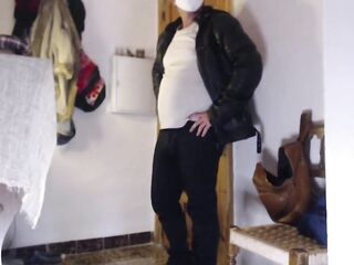 Amazon Delivery Guy gets a surprise Oral Pleasure
