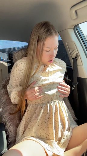 Seduced a Stranger From the Car Masturbating