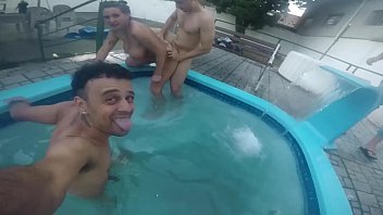 Sexo na  piscina da casa de swing private club