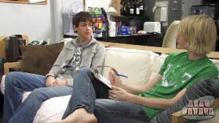 I giovani adolescenti Keith Conner e Preston Andrews con piercing, scopati nel culo