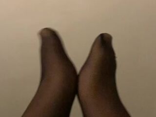 Mi sega lentamente con le calze fino a farmi sborarre addosso ????