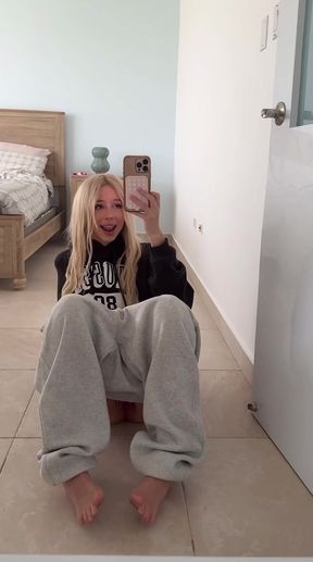 Teen exposes her juicy tits on OnlyFans