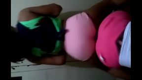Dos morritas bailan y menean sus nalgotas bien rico