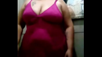 coroa gorda tirando a roupa