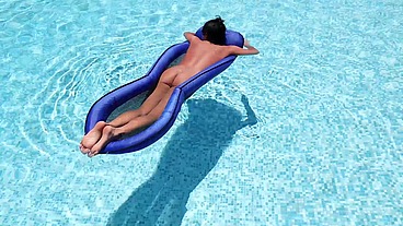 PUBLIC! HOT ASS FUCK IN THE MIDDLE OF THE POOL