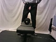 remo a una mano, de uniforme vigilante de seguridad, mostrando polla