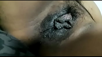 MI NOVIA DE LABIOS GRUESOS SE TOCA HASTA QUE SE VIENE Y DEJA SU VAGUINA PALPITANDO