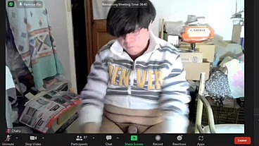 Otaku gordo y exhibicionista se pajea en videollamada grupal de Zoom