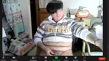 Otaku gordo y exhibicionista se pajea en videollamada grupal de Zoom