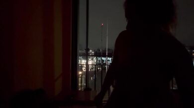 Montando una rica verga frente a la ventana en Viaducto y nos ven los autos