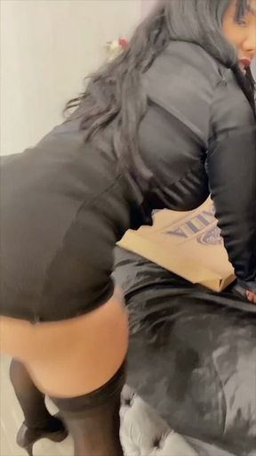 THE DELIVERY MAN - SWALLOW-TITSJOB