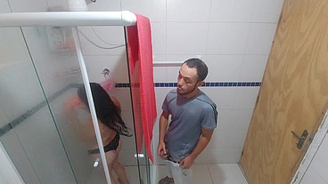 Gostosa no banho, veja a reação dela ao ver que eu estava olhando