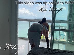 Corno do meu marido me filmando enquanto eu me exibia na varanda para os vizinhos