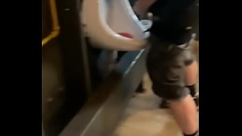 Amateur guy caught in public urinal (he can&#039_t pee so he prefers to jerk off)