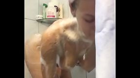 chica se toca a escondidas