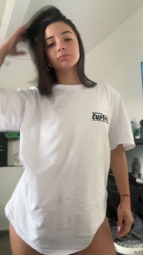 Teen onlyfan shows off her tits