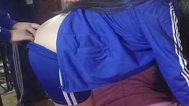 MI NOVIA ME PIDE QUE LA ACOMPAÑE A CASA Y LA AYUDE CON SU TAREA... Y COMO NO HAY NADIE, NOS LA PASAMOS DETONANDO ESE RICO CULO - ("XVIDEOS RED" VERSION)