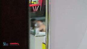 deixei o corno de castigo so espiando do lado de fora enquanto ele me come na banheira