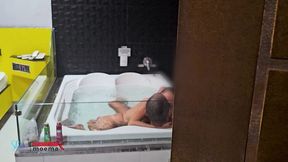 deixei o corno de castigo so espiando do lado de fora enquanto ele me come na banheira