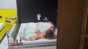 deixei o corno de castigo so espiando do lado de fora enquanto ele me come na banheira