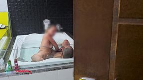 deixei o corno de castigo so espiando do lado de fora enquanto ele me come na banheira