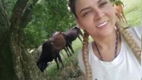 con la vaca lola ordenando la polla