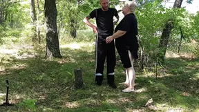 Stepmom gives a public blowjob in the park