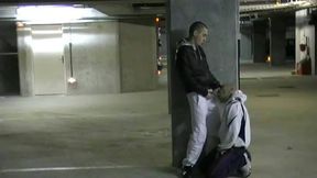 baise dans un parking par une racaille de citeabuse dans un parking public ...