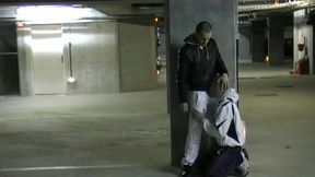 baise dans un parking par une racaille de citeabuse dans un parking public ...