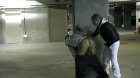 baise dans un parking par une racaille de citeabuse dans un parking public ...