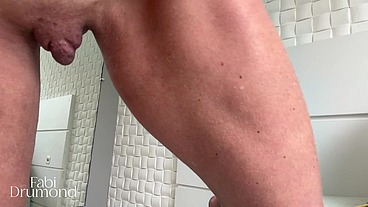 Loira MILF prova biquinis pra copa e GOZA gostoso com o DILDO