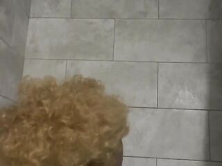 Black hotty masturbates in shower