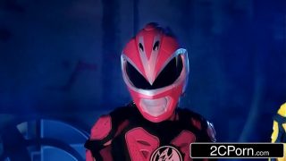 イエローパワーレンジャーのトリニ・クワンのコスプレイヤーが邪悪な悪役に犯される