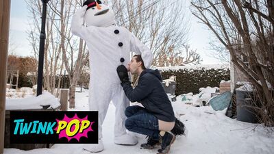 Winter Wonderland Fantasy - Curvy, Bearded Benji Gets Laid By His Tatted Snowman Lover