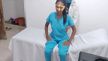 Enfermera Tentada: El Doctor la Seduce y Explora su Cuerpo
