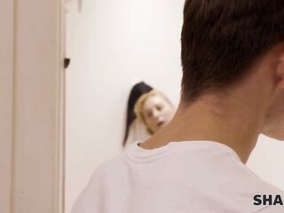 SHAME4K. Hunk lets step mom’s hawt girlfriend take a shower