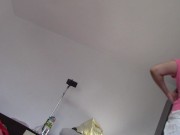 Moglie sexy si diverte a provare vestiti e a tagliarli di dosso. Mora balla nuda per casa.