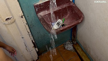 MI VECINA LESBIANA se mete conmigo en la ducha