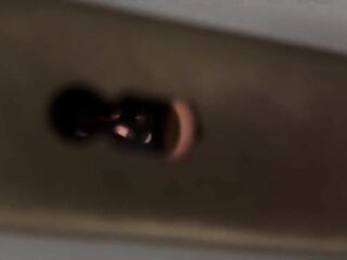 Mia moglie mi fa buttare la immondizia per scopare il suo amico