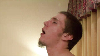 Amatør tatoverede franske homoseksuelle fyre domineres i hård barback-action med stor pik i røv og rodet sæd