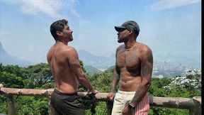 fui fazer trilha com um amigo e o clima esquentou. transamos no mato mesmo. - completo