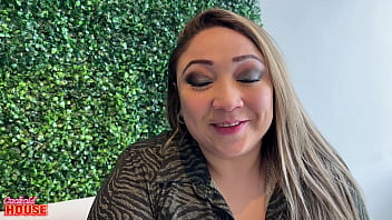 Essa gordinha casada &eacute_ uma gostosa que o marido corno libera para outros machos foderem