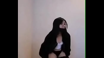 Nerd se quita la falda y muestra calzon