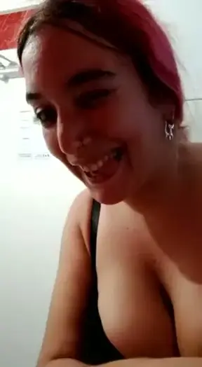Abro la puerta esperando comida china, y me encuentro con otra amiga, de aquí en adelante, el ambiente se pone más caliente que la cena 😋😋😋😋
