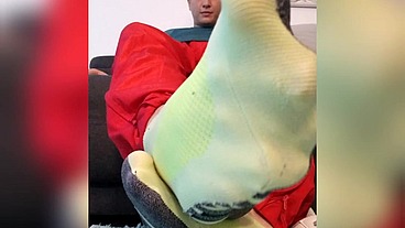 TOMAS shows us his feet, after sweating allá day